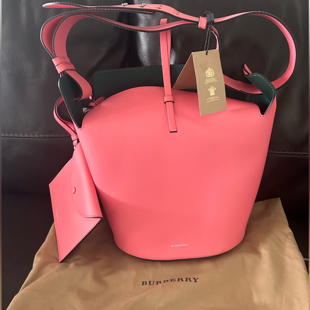BURBERRY MEDIUM BUCKET BAG